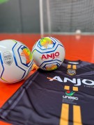 Bolas e coletes são entregues aos garotos do Projeto Anjos do Futsal de Urussanga