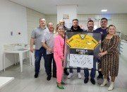 Vereadores entregam camiseta do Criciúma autografada para a APAE Cocal