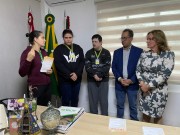 Alunos da APAE de Maracajá (SC) visitam Paço Municipal e divulgam Agosto Laranja