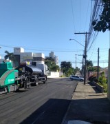 Rua Amaro Maurício Cardoso em Içara recebe capa asfáltica