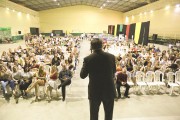 Mário Motta encanta público na abertura da 1ª Jornada Literária de Içara