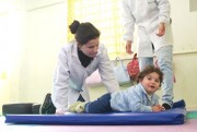 Atividades de fisioterapia estimulam desenvolvimento dos alunos 