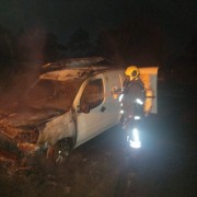 Veículo fica totalmente destruído por incêndio em Içara (SC)