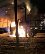 Inc&ecirc;ndio em garagem atinge cabine de caminh&atilde;o em I&ccedil;ara (SC)