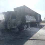 Cabine de caminh&atilde;o fica destru&iacute;da ap&oacute;s pegar fogo em I&ccedil;ara (SC)
