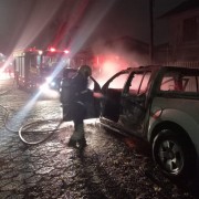 Caminhonete fica totalmente destruída por incêndio em Içara (SC)