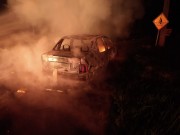 Ve&iacute;culo &eacute; destru&iacute;do por inc&ecirc;ndio no Bairro Boa Vista em I&ccedil;ara (SC)