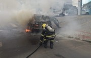 Corpo de Bombeiros atende ocorr&ecirc;ncia de inc&ecirc;ndio em carro no Centro de I&ccedil;ara (SC)
