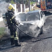 Incêndio deixa carro destruído no Bairro Cristo Rei em Içara (SC)