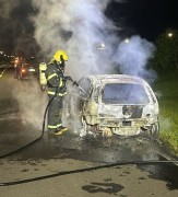 Carro fica totalmente destruído por incêndio na BR-101 em Maracajá (SC)