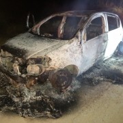 Ve&iacute;culo fica totalmente destru&iacute;do por inc&ecirc;ndio em Balne&aacute;rio Rinc&atilde;o (SC)