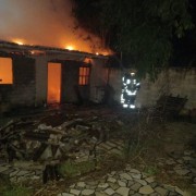 Resid&ecirc;ncia &eacute; destru&iacute;da por inc&ecirc;ndio no Bairro Jardim Silvana em I&ccedil;ara (SC)