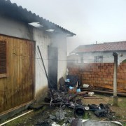 Moradores controlam incêndio em edícula com mangueira de jardim em Içara (SC)