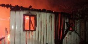 Residência não habitada é destruída por incêndio no Bairro Raichaski