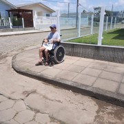 Falta de acessibilidade prejudica circulação de cadeirantes em Balneário Rincão