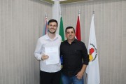 Servidor público aprovado em concurso toma posse no Legislativo de Içara (SC)