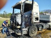 Incêndio causa destruição na cabine de carreta na Rodovia SC-445