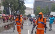 Foliões festejam o carnaval e deixam muito lixo em Rio de Janeiro
