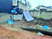 Moradora reclama de lixo colocado na área central de Içara (SC)