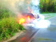 Veículo é destruído em incêndio no Anel Viário