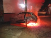 Carcaça de veículo é consumida pelo fogo