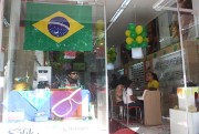 Ótica Diniz enfeitou a vitrine com as cores do Brasil