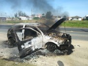 Veículo pega fogo em Balneário Rincão para desespero do proprietário