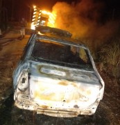 Veículo roubado é encontrado em chamas no Bairro Vila Alvorada