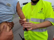 CCR ViaCosteira entrega pulseiras de identificação na BR-101 Sul/SC