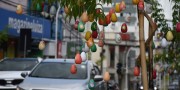 Núcleo de lojistas deixa a Rua Marcos Rovaris mais colorida com ovos decorativos
