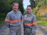Conheça a história da primeira dupla de eletricistas mulheres da Celesc