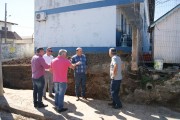Membros da comissão visitam bairro Jardim Elizabete