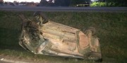 Veículo do RS tomba no canteiro central da BR-101 em Içara