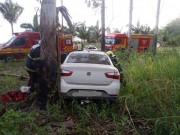Motorista colide em árvore no Bairro Pedreiras em Balneário Rincão