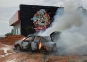 Carro fica totalmente destruído por incêndio no Bairro Esplanada em Içara (SC)