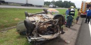 Motorista perde controle e veículo tomba na BR-101 em Vila Esperança