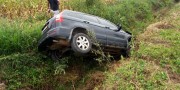 Motorista perde direção e veículo tomba no Bairro Vila Esperança em Içara