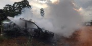 Veículo fica totalmente destruído por fogo no Bairro Esplanada