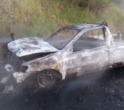 Picape colide em cabeceira de ponte e pega fogo em Içara (SC)