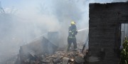 Propriedade multifamiliar é destruída por incêndio no Bairro Jardim Silvana
