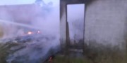 Corpo de Bombeiros de Içara combate incêndio em Balneário Rincão