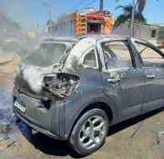 Veículo é destruído por incêndio no Bairro Jaqueline em Içara (SC)