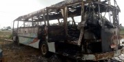Incêndio atinge carcaça de ônibus durante corte das ferragens em Icara