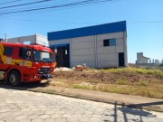 Bombeiros utilizam 500 litros de água para apagar incêndio em pavilhão em Içara (SC)