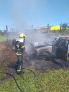 Corpo de Bombeiros combate incêndio em veículo que ficou totalmente destruído