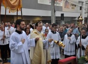 Celebração da Eucaristia leva milhares de fiéis a procissão sobre tapetes