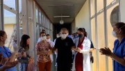 Paciente de Curitibanos recebe alta do hospital após seis meses de internação