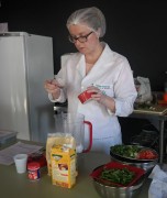 Grupo de emagrecimento participa de aula pr&aacute;tica na cozinha