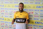 Tigre apresenta o novo volante Paulinho