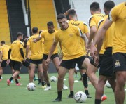 Atletas do Crici&uacute;ma E.C. realizam treino t&aacute;tico no Est&aacute;dio Her&iacute;berto H&uuml;lse